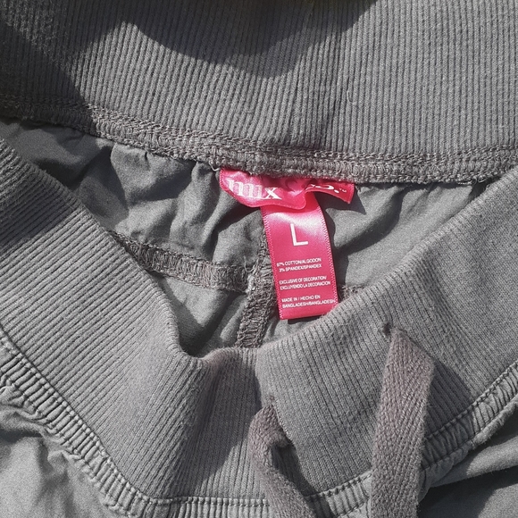 Drawstring shorts - Picture 3 of 10